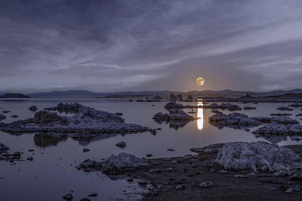 mono-lake-moon