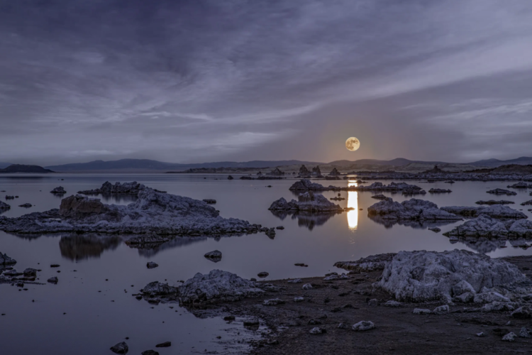 mono-lake-moon